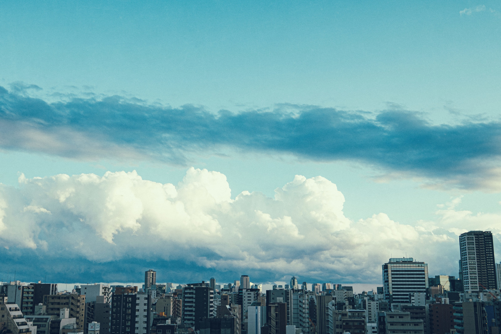 ビル群と空